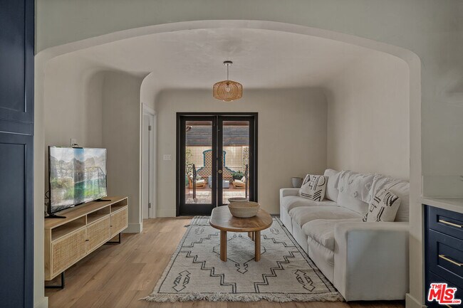 Building Photo - 8822 Rosewood Ave