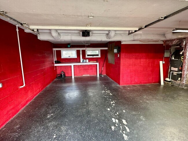 Building Photo - Large 3 Bedroom With Water Views