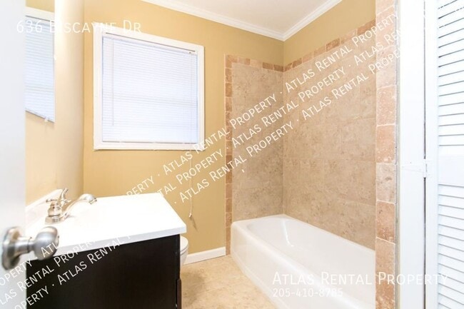 Building Photo - 636 Biscayne Dr