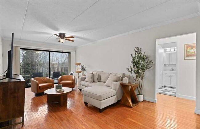 Building Photo - Colonial