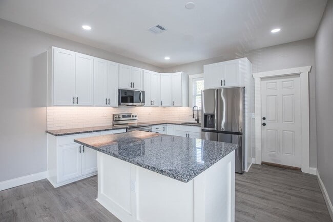 Building Photo - Renovated Bungalow in Riverside