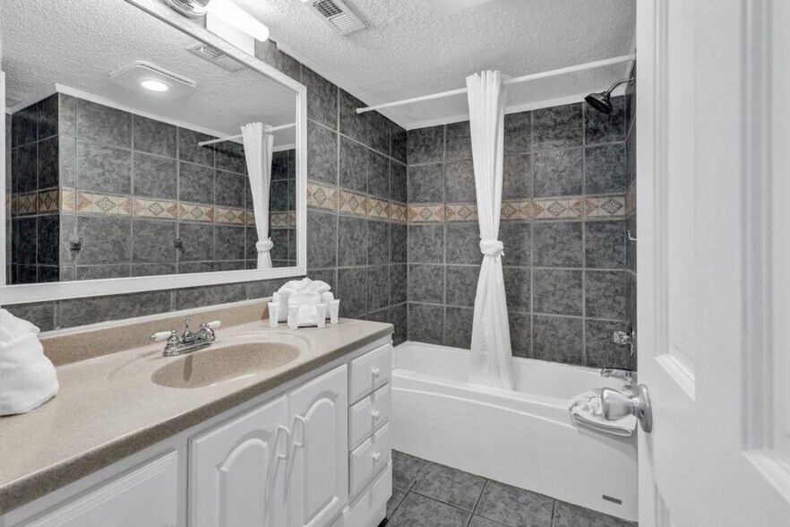 Building Photo - 2310 N Ocean Blvd