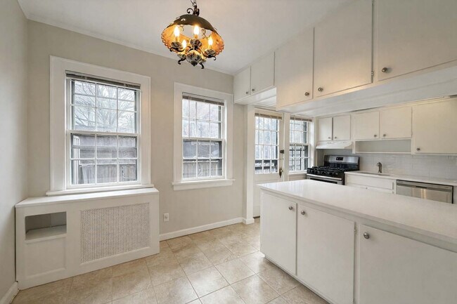 Building Photo - 2-17 Burns St