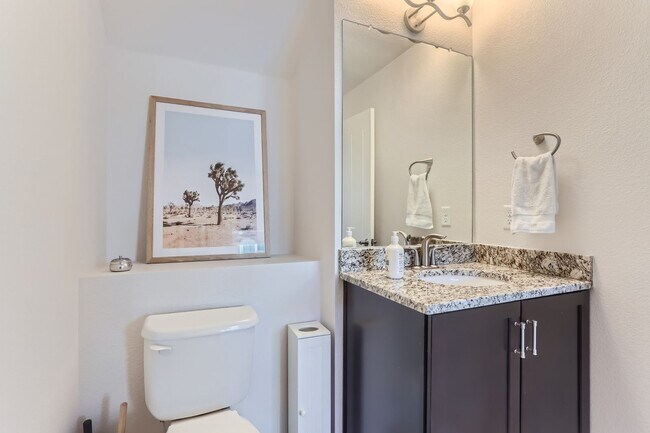 Building Photo - Spacious 2BDR Modern Townhome in Louisville