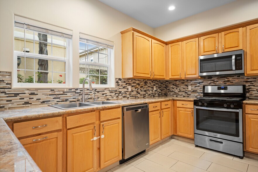 Building Photo - 415 E Dryden St