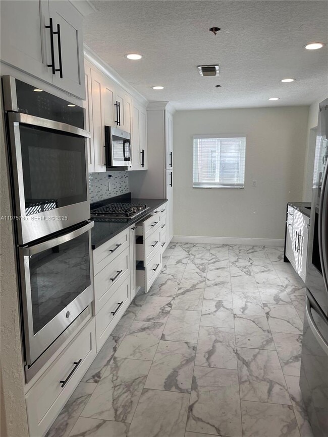 Building Photo - 365 NW 4th Ct