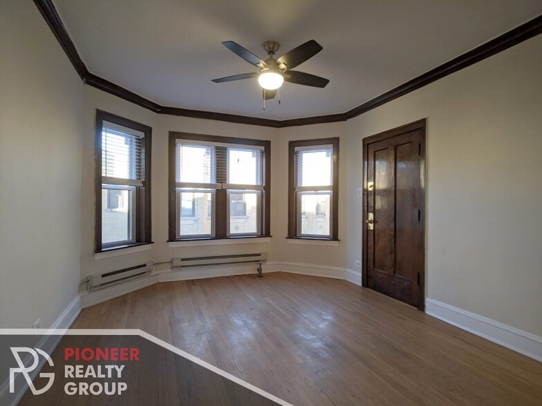Building Photo - 3814 N Greenview Ave