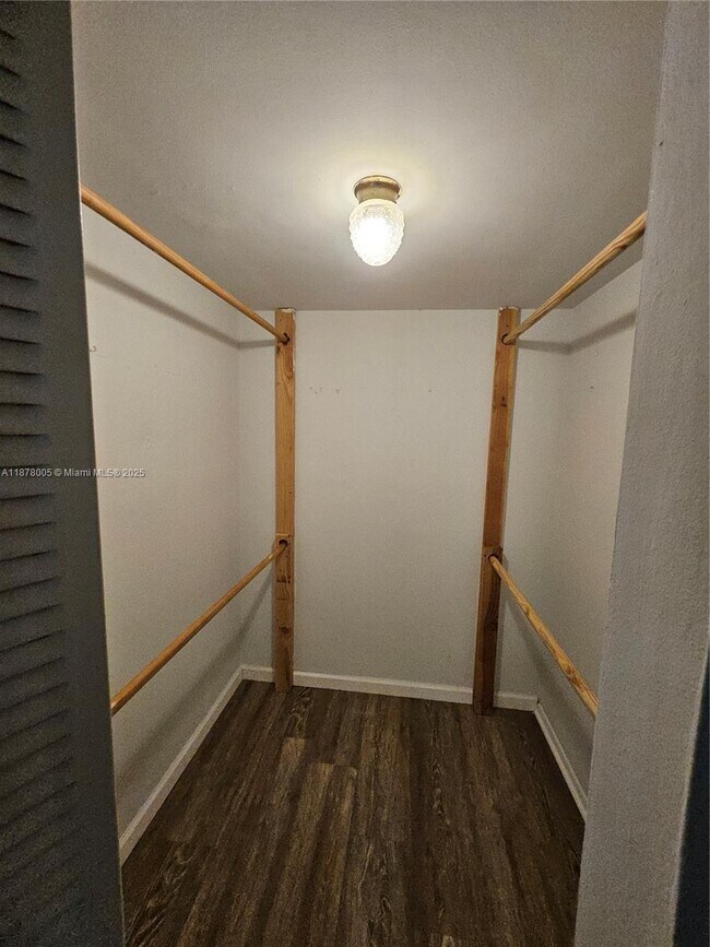 Building Photo - 7820 S Colony Cir