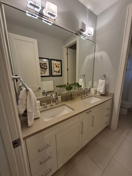 Upper Level Bathroom with Tub - 3840 Upton Ave S