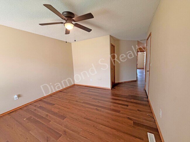 Building Photo - 2 Bed / 1 Bath Duplex in Ozark Available!