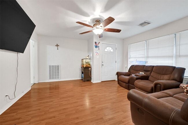 Building Photo - 330 Robin St