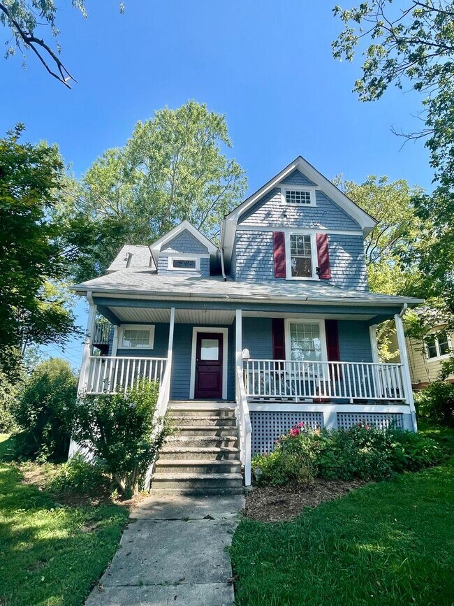 Building Photo - Spacious 3 Bed/2 Bath Home Minutes from Do...