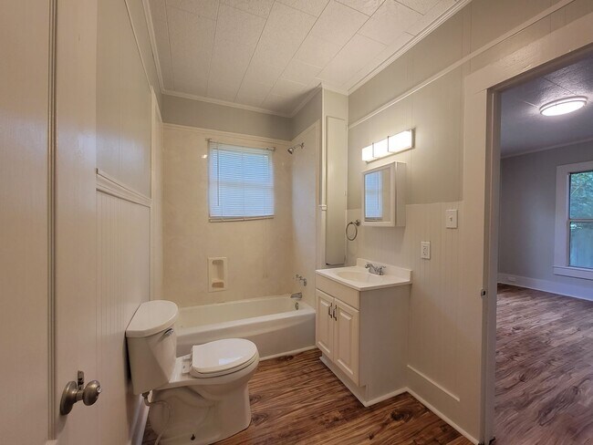 Building Photo - 3 Bed/2 Bath House