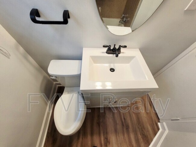 Building Photo - 1060 Sells Ave