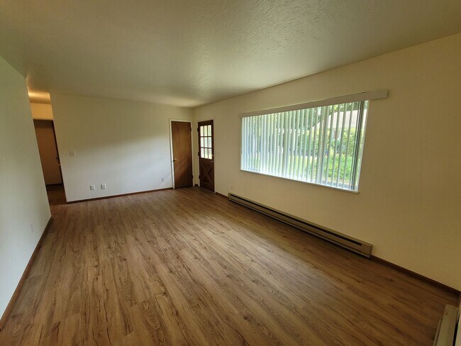 Building Photo - Lovely 2 Bed + 1 Bath in Forest Grove!! Near Pacific University!