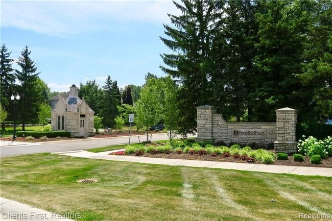 Building Photo - 7233 Oakwood Dr