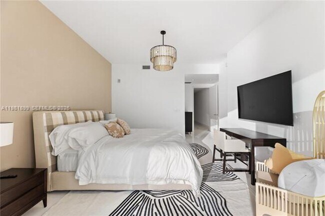 Building Photo - 16901 Collins Ave