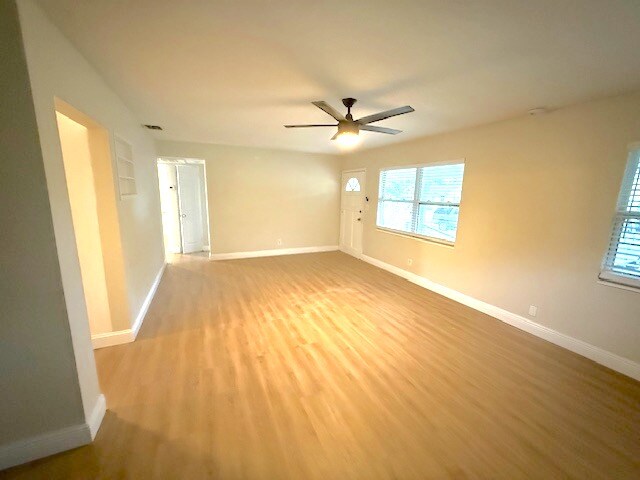 Building Photo - 1471 Park St