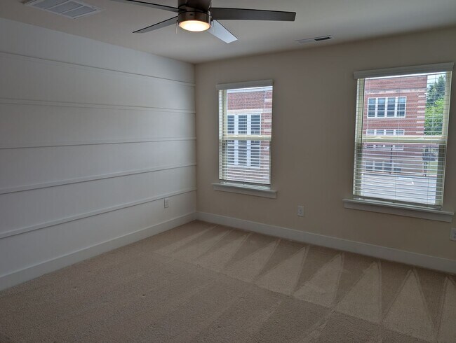 Building Photo - Georgeous townhome located in the Central ...