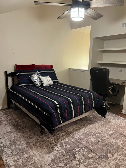 Building Photo - 819 Red Bird Ln