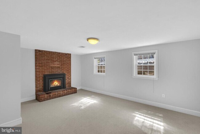 Building Photo - 3548 N Valley St
