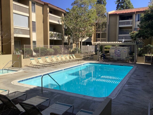 Building Photo - 1 Bedroom 1 Bath First Floor Condo in Paci...