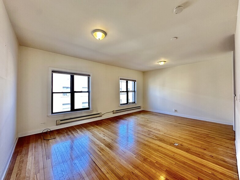Building Photo - 834 W Waveland Ave