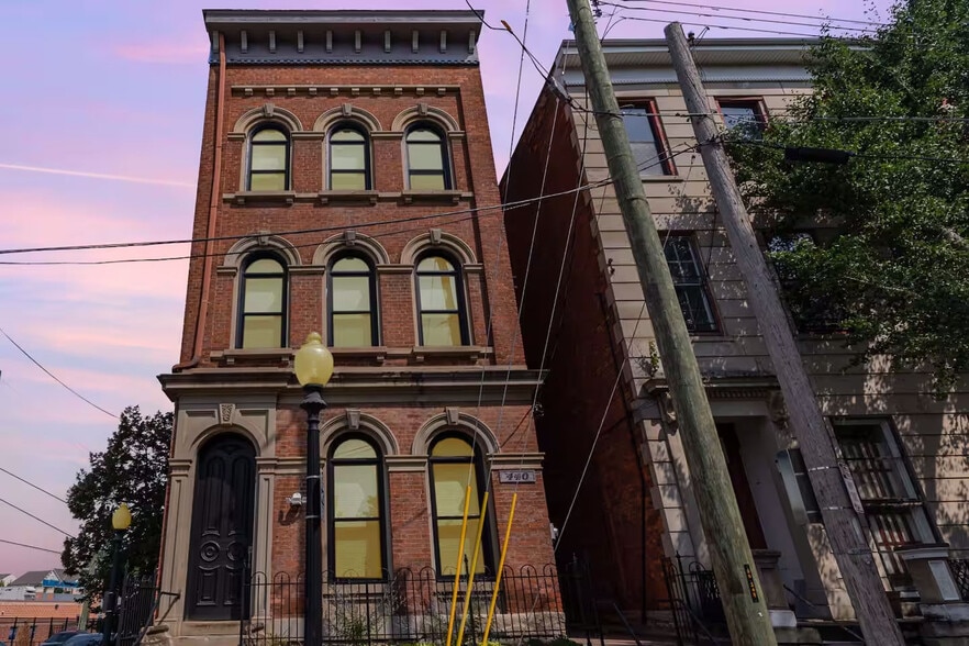 Front of Building - 440 Hopkins St