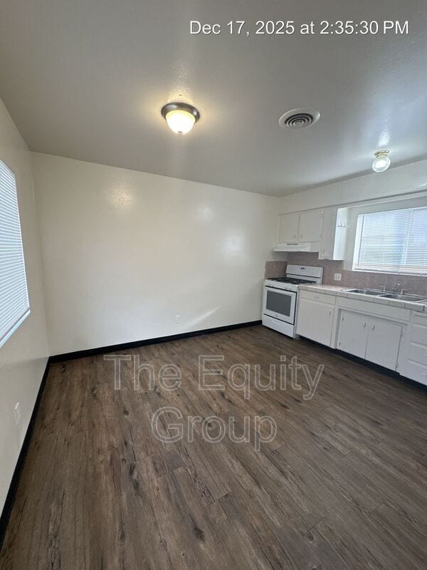 Building Photo - 801 S Conyer St