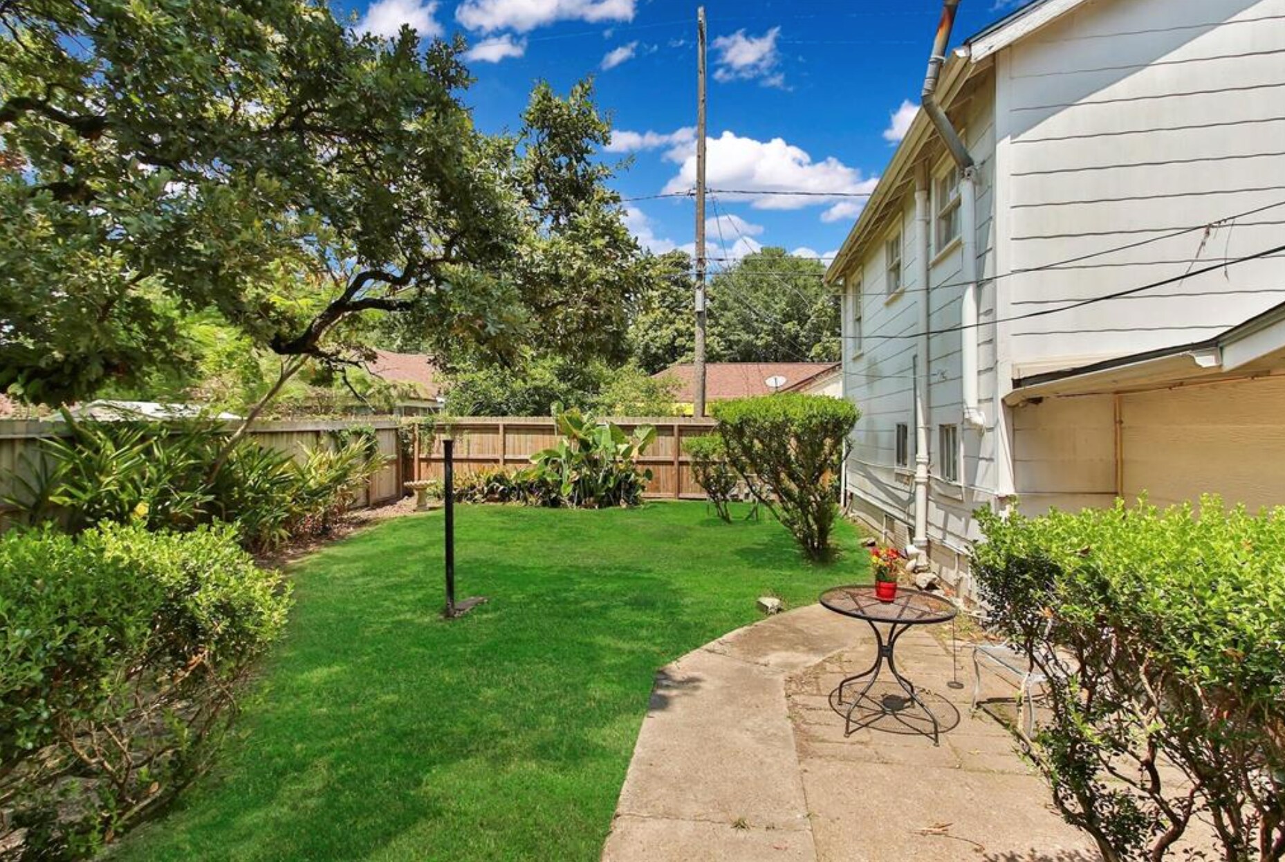 Private Backyard - 417 Sue St