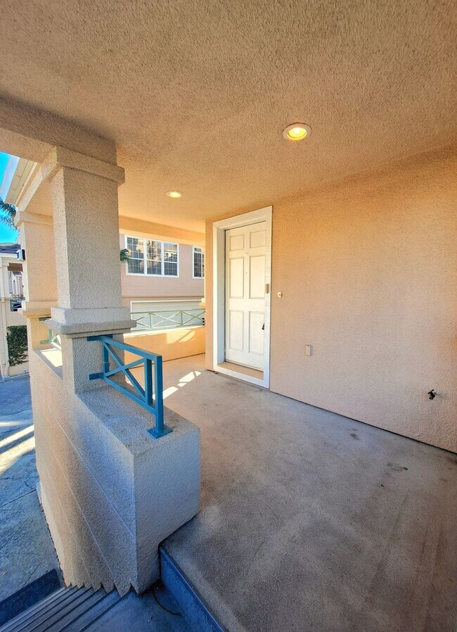 Building Photo - Beautiful 3bd Tri-level Home With Pool, Pl...