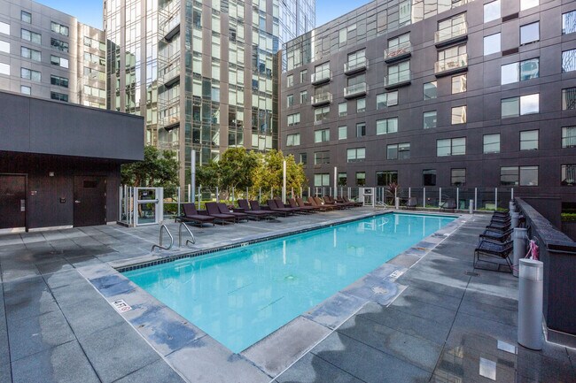 Building Photo - 8 10th St