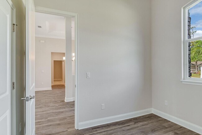 Building Photo - 5 Eastvue Pl