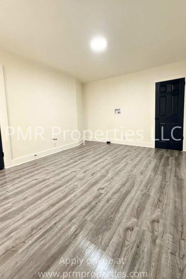 Building Photo - 6 Bedrooms / 3.5 Bathrooms House