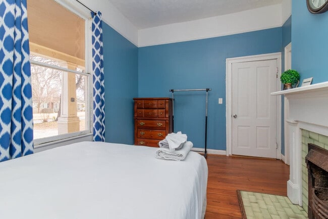 Building Photo - 737 3rd Ave