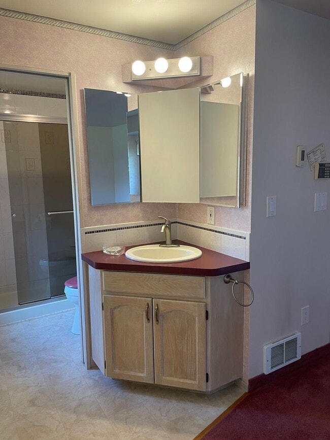 Building Photo - 2 BR/1.75 BA home in Edmonds