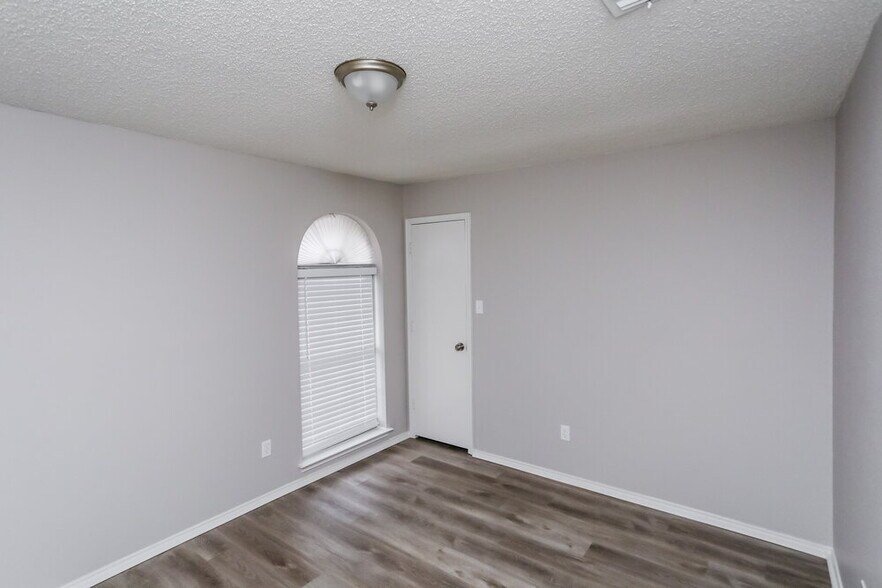 Building Photo - 2508 Helen Ln