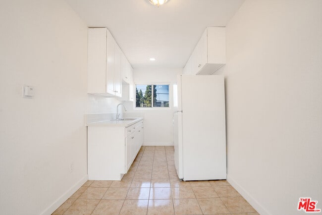 Building Photo - 241 W 84th St