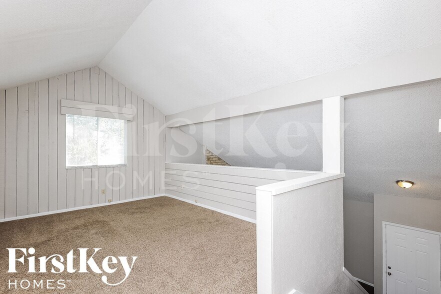 Building Photo - 2113 Deerfield Dr
