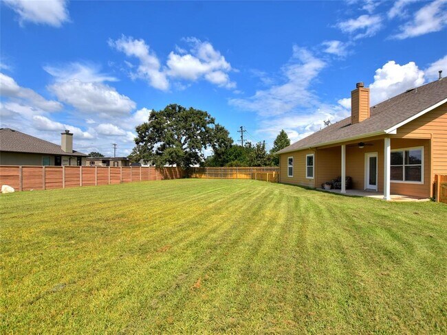 Building Photo - 901 Elmwood Dr