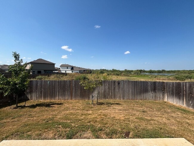 Building Photo - Inviting 3-bedroom, 2-bathroom House, Epitome of Comfort and Style!