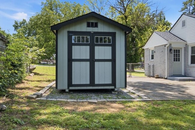 Building Photo - 240 Ridgeway Dr