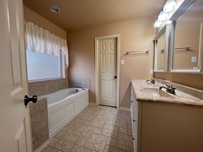 Building Photo - Gated Entry 5 bedroom, 3.5 Bath Home on 16+ Acres in Cleburne - Bring your horses and cattle!