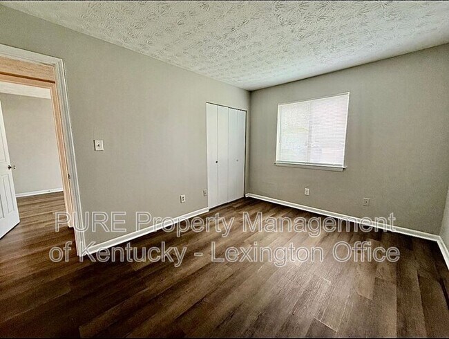 Building Photo - 3772 Camelot Dr