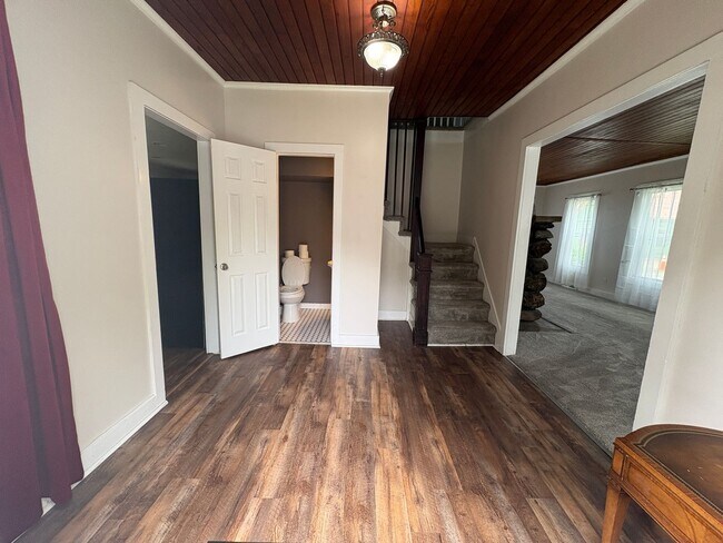 Building Photo - Lovely 4 Bedroomin a Quaint and Quiet Neig...