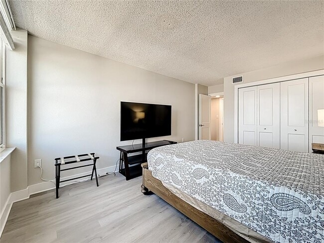 Building Photo - 400 Island Way