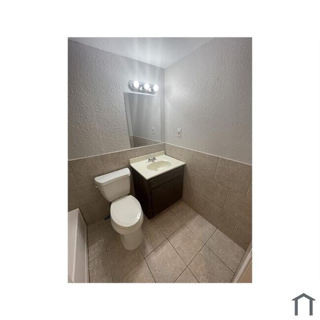 Building Photo - Discover your dream home in this beautifully renovated four-bedroom, two-bathroom house.