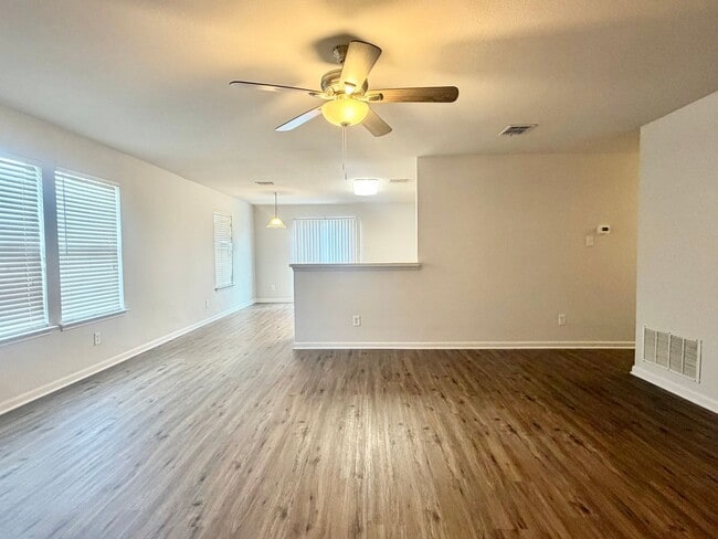 Building Photo - Updated and ready for occupancy