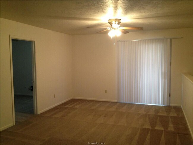 Building Photo - 906 Spring Loop