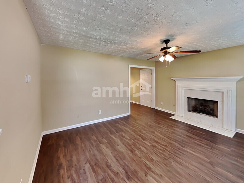 Building Photo - 685 Oxford Hall Dr SW